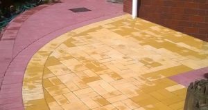 Участок мощенный плиткой тротуарной
