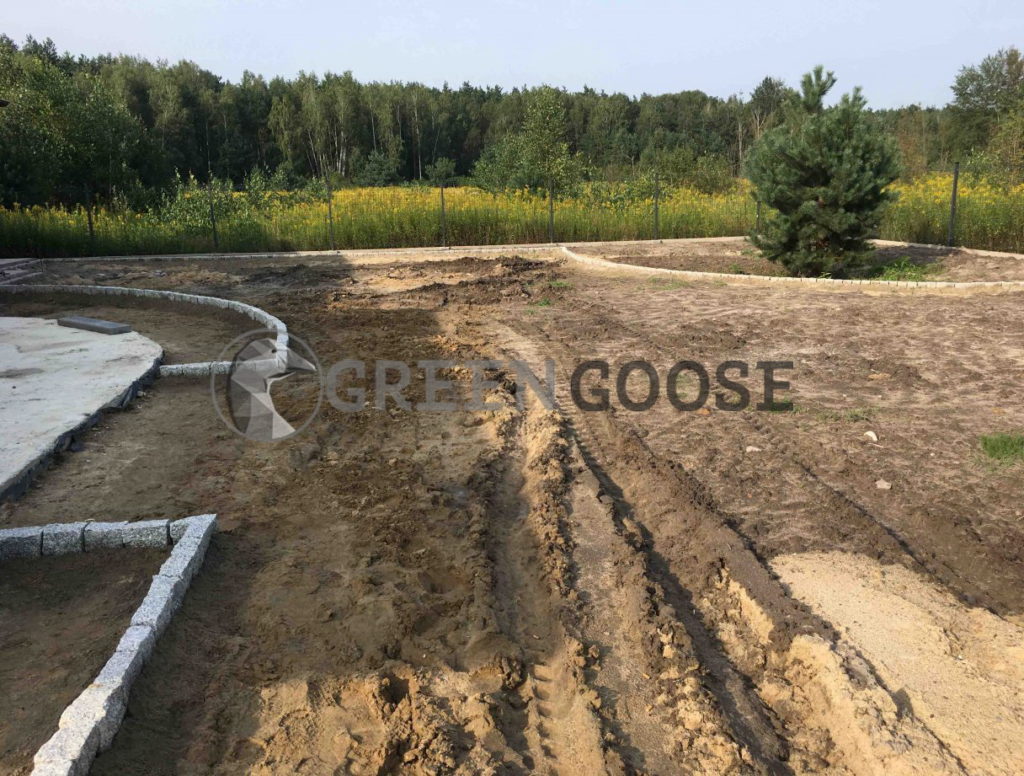 Выравнивание поверхности - этап подготовки почвы под газон
