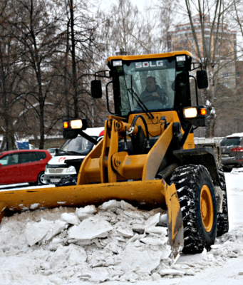 Уборка снега трактором цена за час | Цены 2021 года на участке в Московской области – greengoose.ru